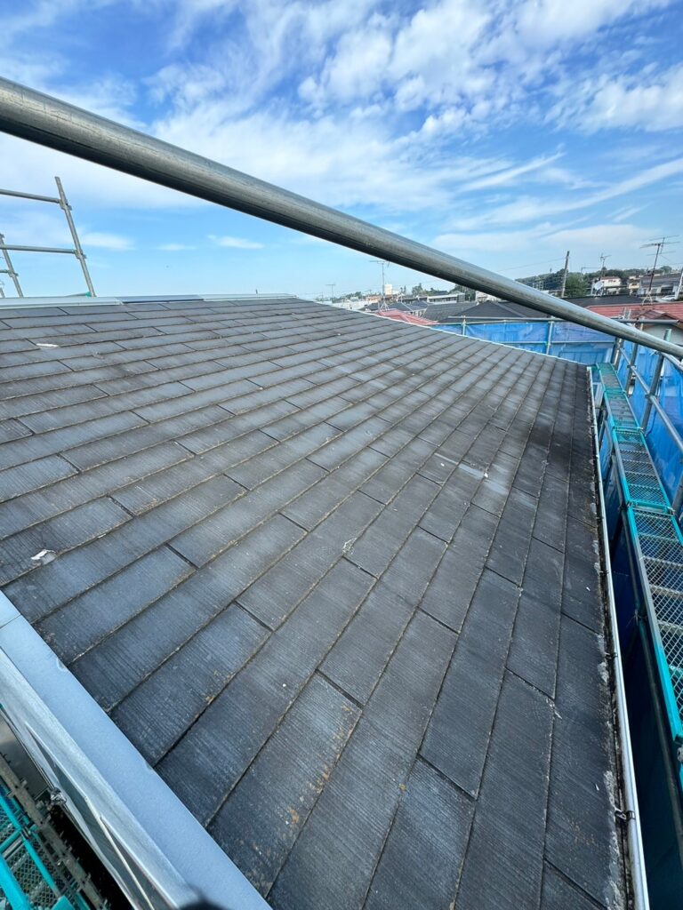 守谷市の屋根カバー工事の現場。スレート屋根