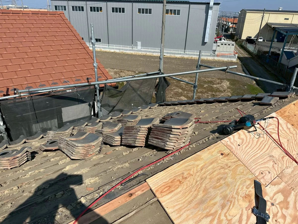 すき間の空いた古い板の上から構造用合板を張り、野地板を作り直しているところ(鴻巣市K様邸)