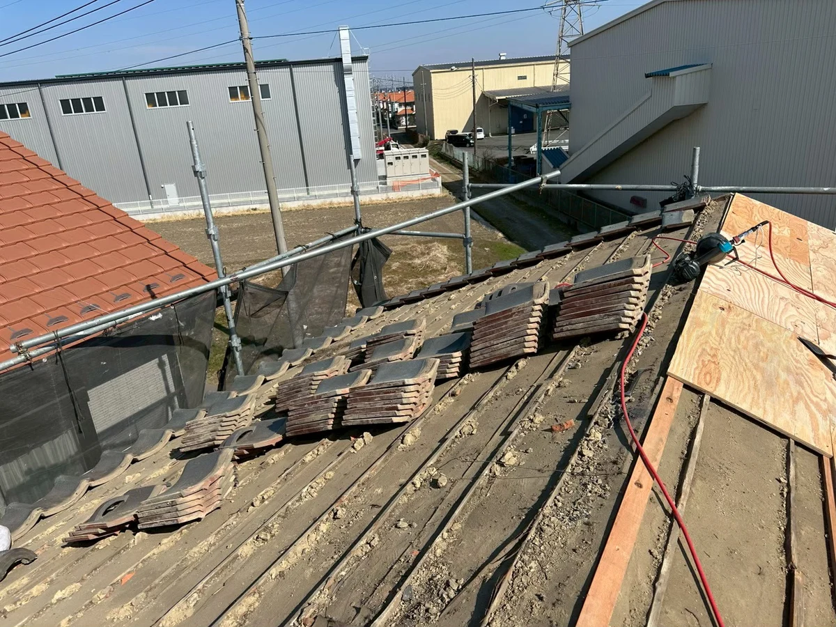 瓦をすべて下ろしているところ。茶色く見えるのは瓦を固定していた葺き土(鴻巣市K様邸)