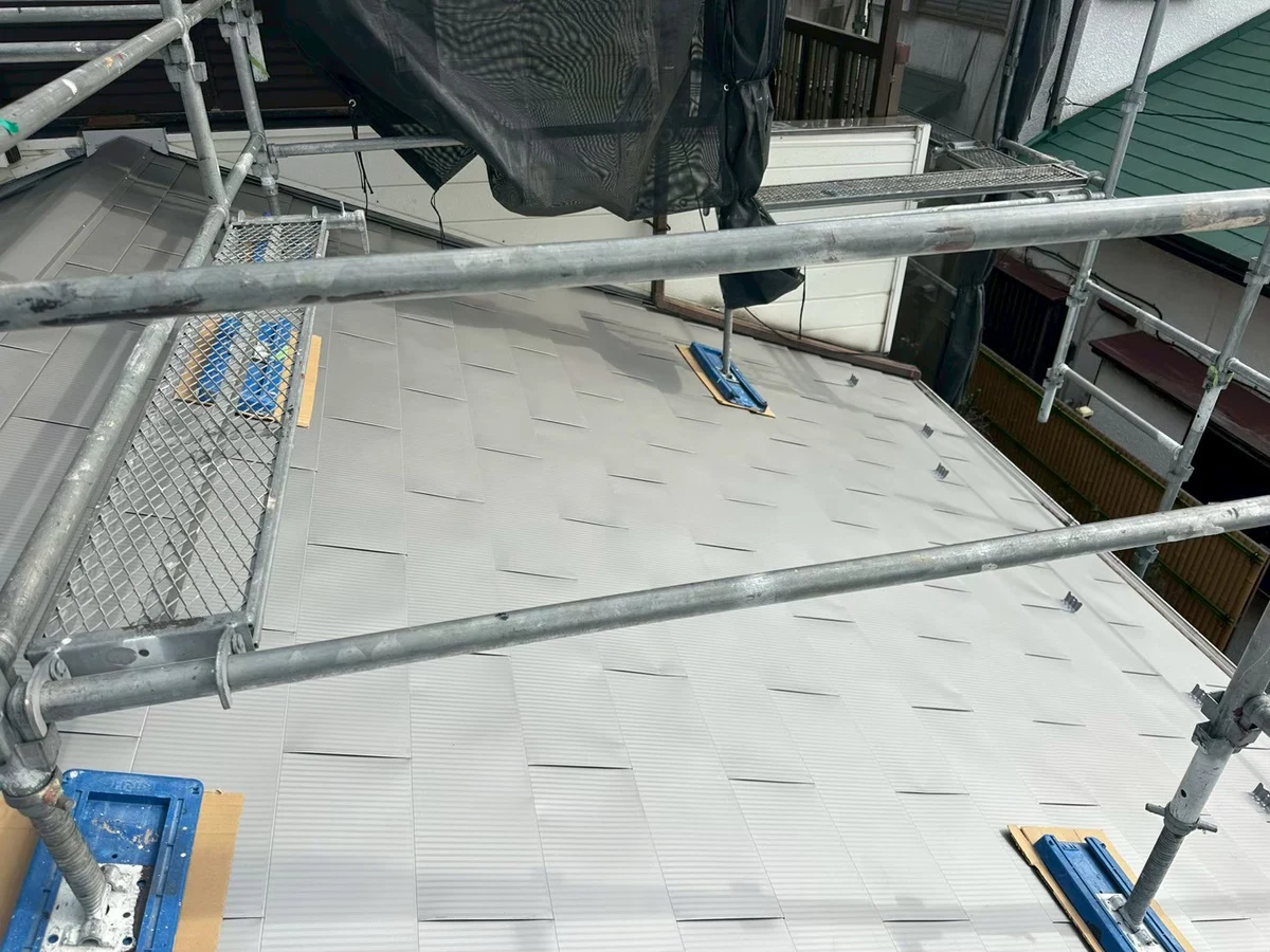 金属屋根に葺き替え、雪止めの金具を付けた完成後の屋根(鴻巣市K様邸)