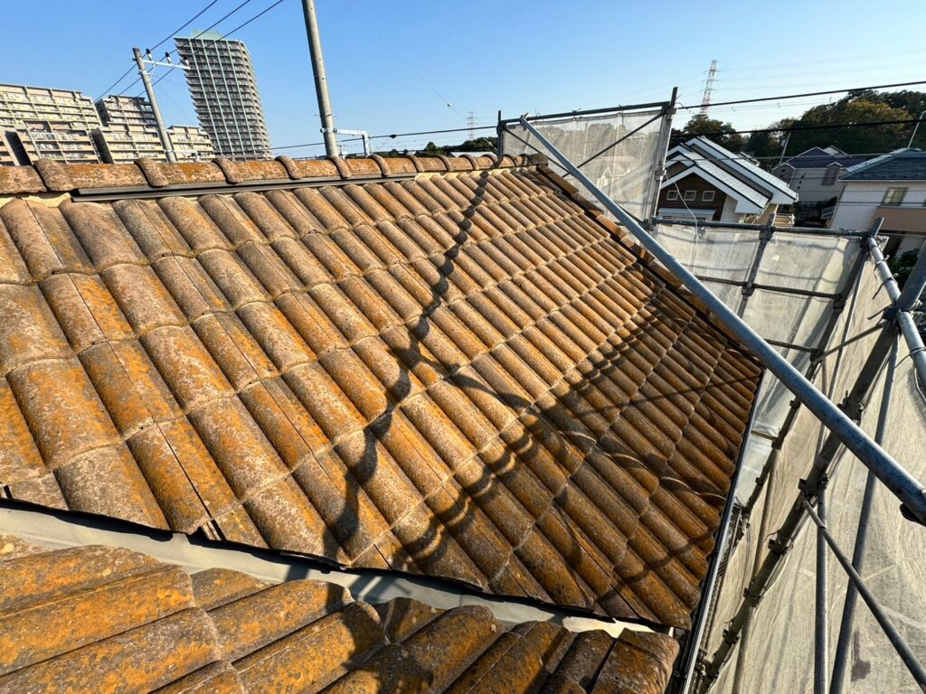 印西市の屋根葺き替え工事の現場。傷んだ瓦屋根