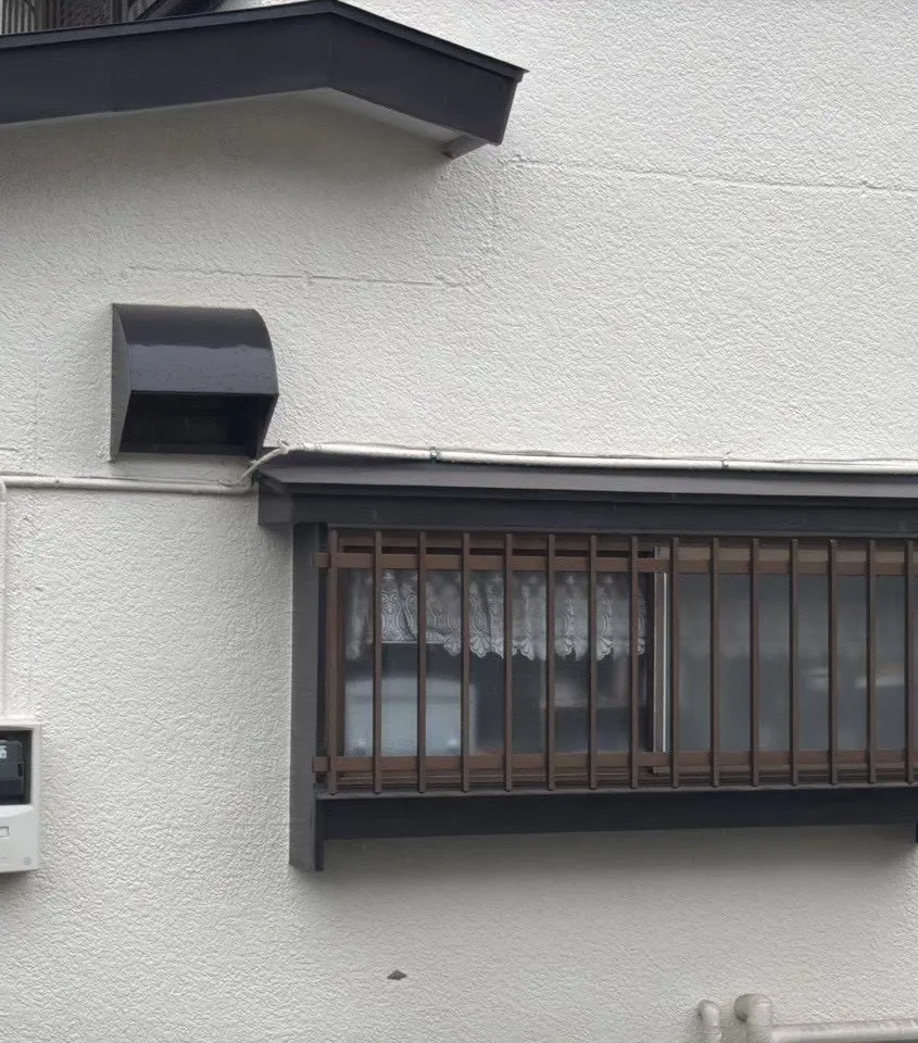 雨漏りしていたキッチンの窓と、その上に付いている庇