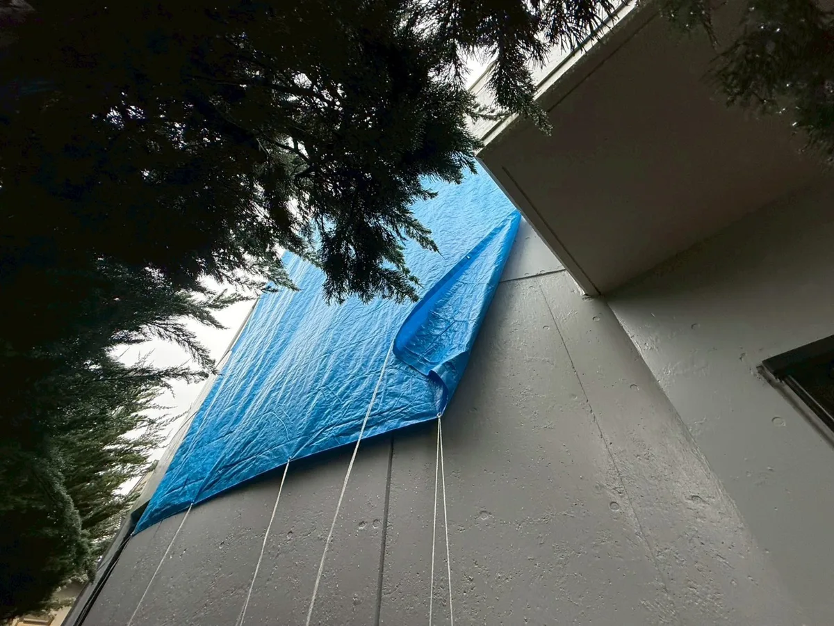 工事の前に雨よけのシートをかけていた窓まわりの外壁