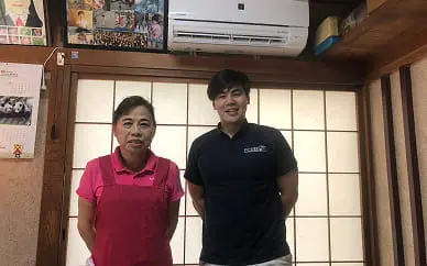 和室の室内で女性と男性が並んで立っているツーショット