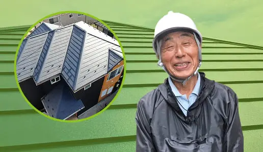 緑色の屋根を背景に、笑顔の作業員と住宅屋根の俯瞰写真を円形枠で重ねた画像