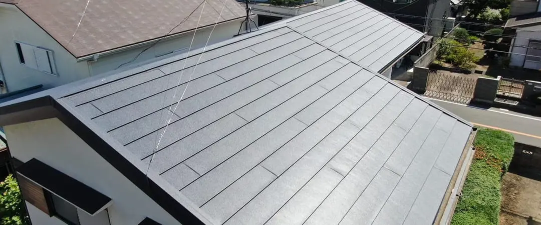 完成した金属屋根を上空から撮影した写真で、綺麗に整列した屋根材が見える
