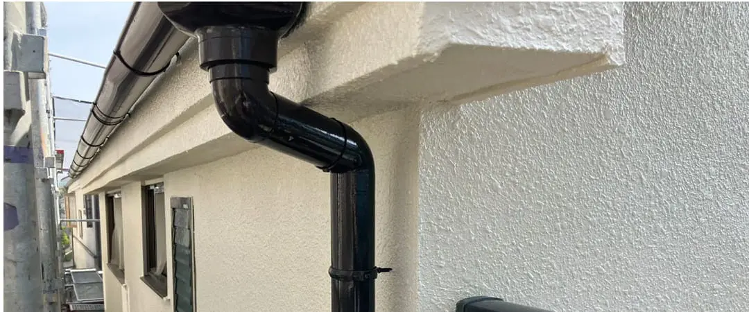ドローンから撮影された切妻屋根の住宅全体を上空から見た写真
