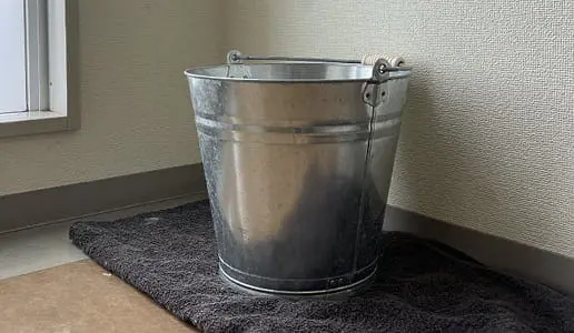 壁際に設置されており、雨漏り対策や水受けとして使われている可能性がある