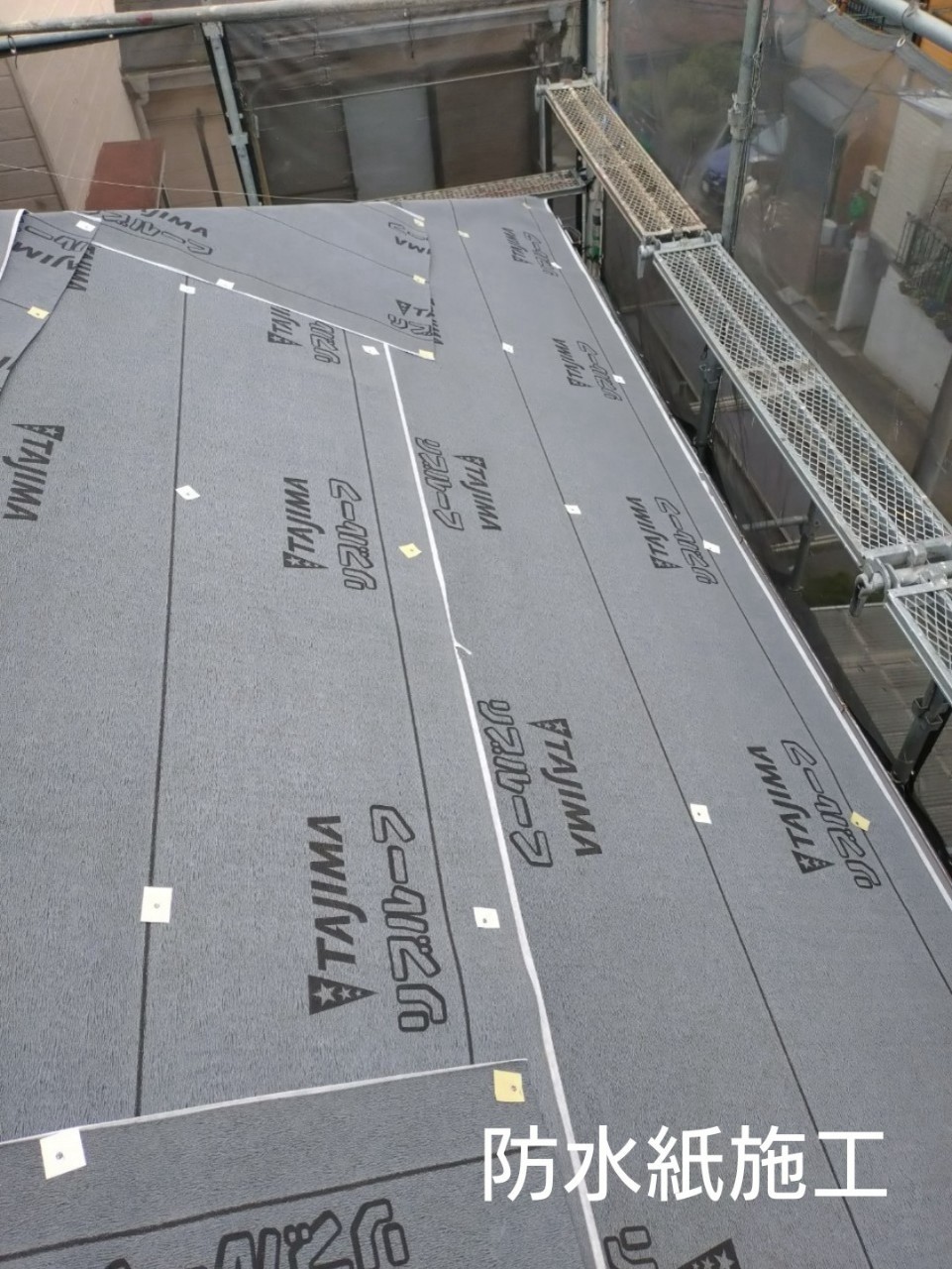 ルーフィングを新規設置している様子
