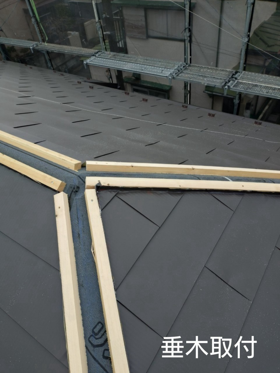 垂木を新規設置している様子