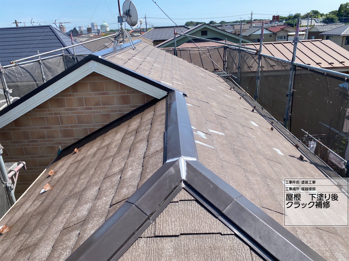 屋根の下塗りの様子