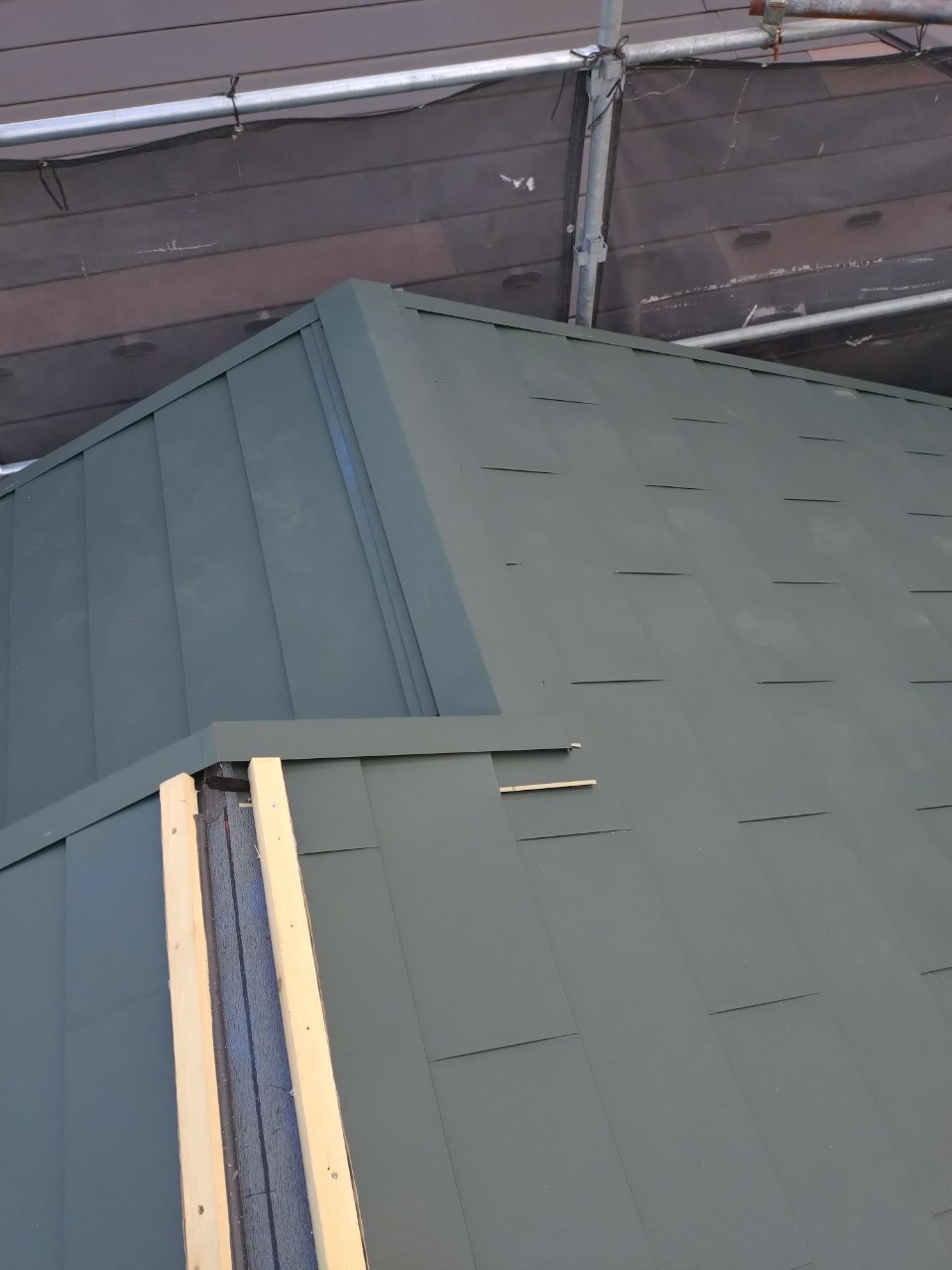 貫板を新規設置している様子