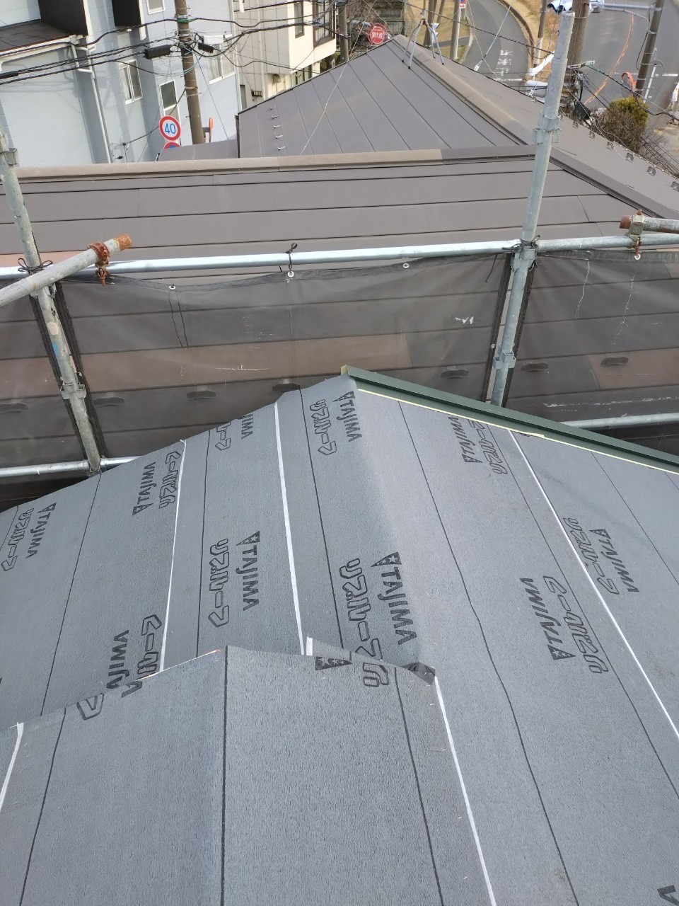 ルーフィングを新規設置している様子