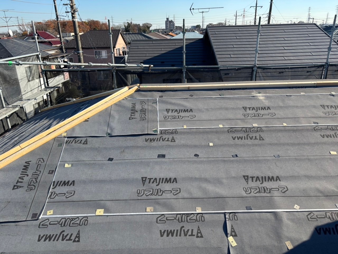 貫板を新規設置している様子