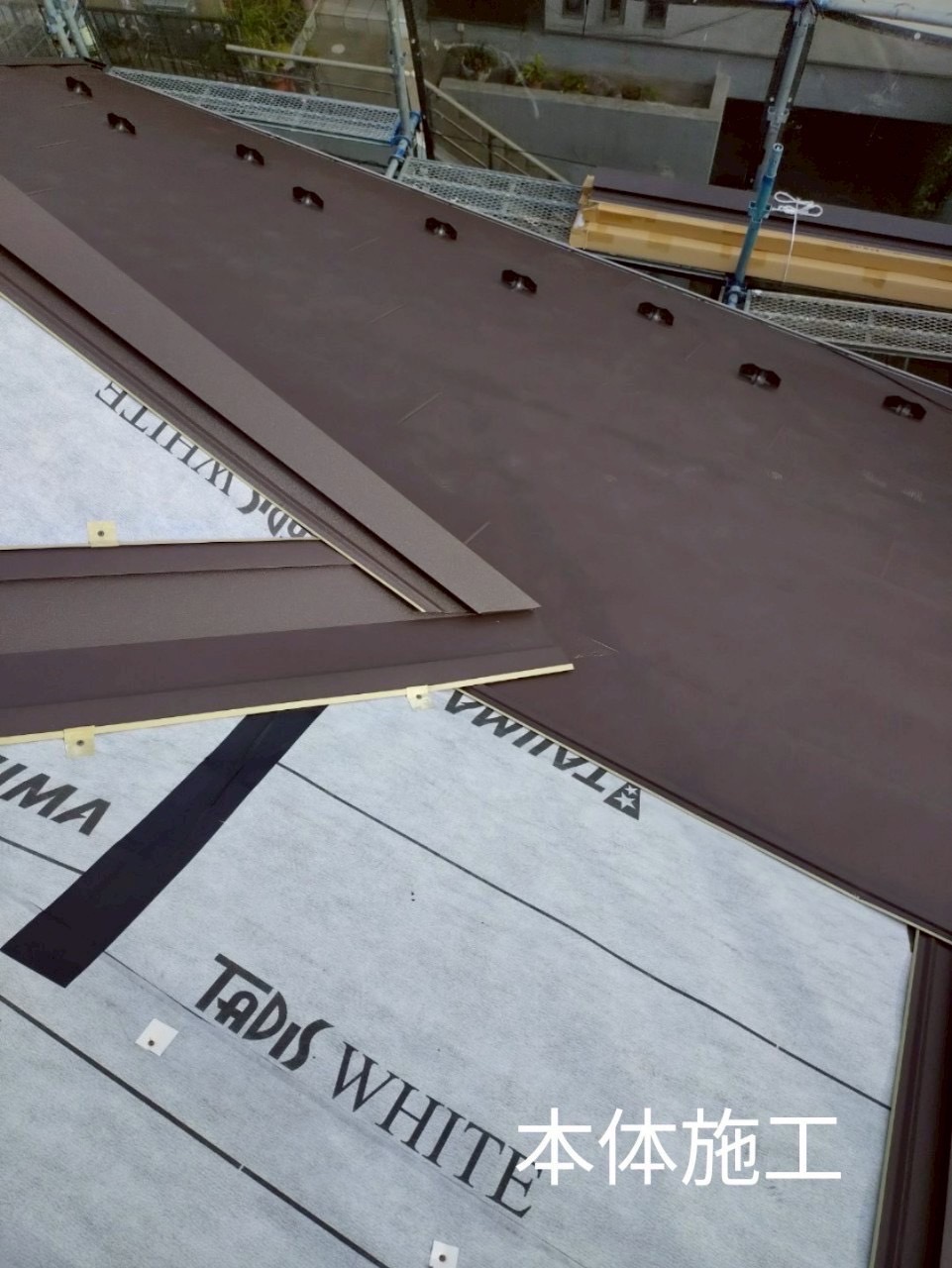 本体を新規設置している様子