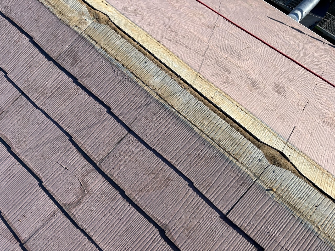 既存の棟板金を解体している様子