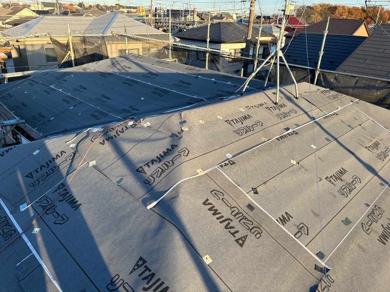 ルーフィングを新規設置している様子